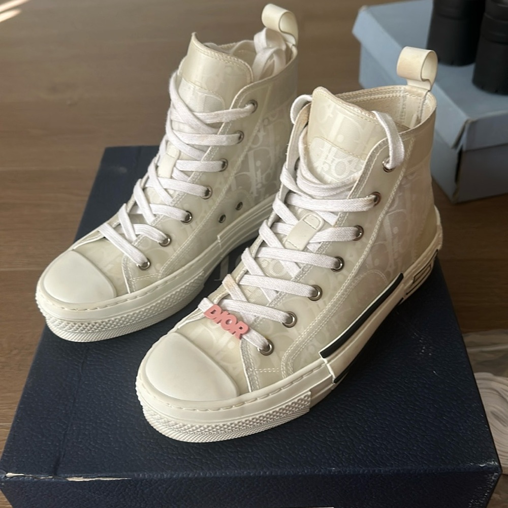 Dior unisex M-B23 HT Oblique shoe (with unique Dior charm)